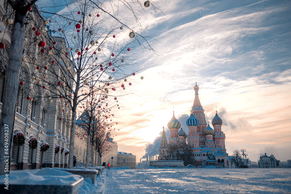 Russia, Moscow, Red Square, 2021-01-17  - winter mood, sun over the Kremlin and St. Basil's Sabor, Christmas Fair, tourists, Balchug, Vasilyevsky Spusk.