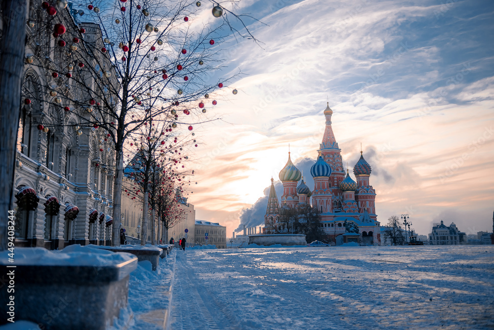 Russia, Moscow, Red Square, 2021-01-17  - winter mood, sun over the Kremlin and St. Basil's Sabor, Christmas Fair, tourists, Balchug, Vasilyevsky Spusk.