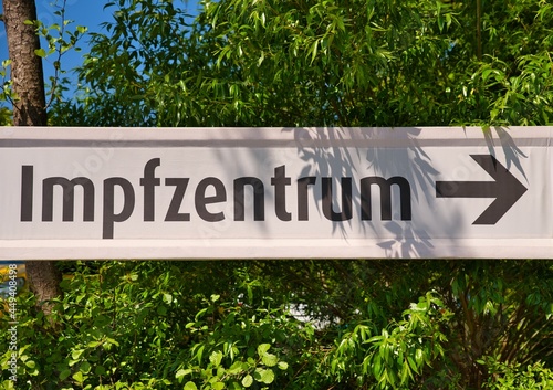 Hinweisschild zum Impfzentrum