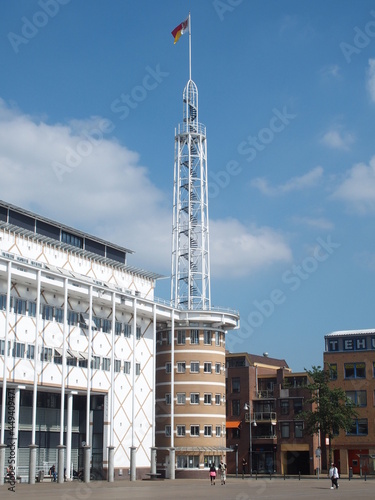 Bild auf Leinwand Futuristischer Turm neben dem neuen Stadthaus in Apeldoorn, Niederlande