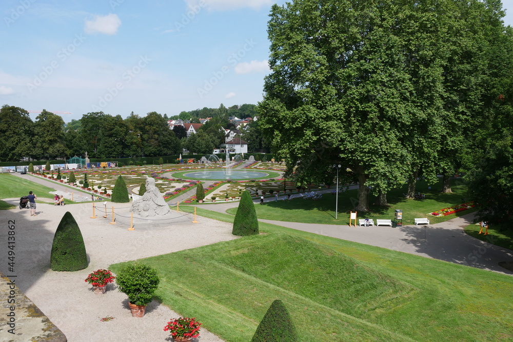Fototapeta premium Blühendes Barock Schlossgarten Ludwigsburg