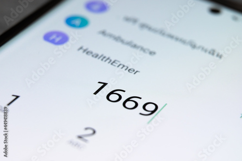 Fotografia Phone dialing 1669 COVID-19 emergency number in Thailand used to call ambulance