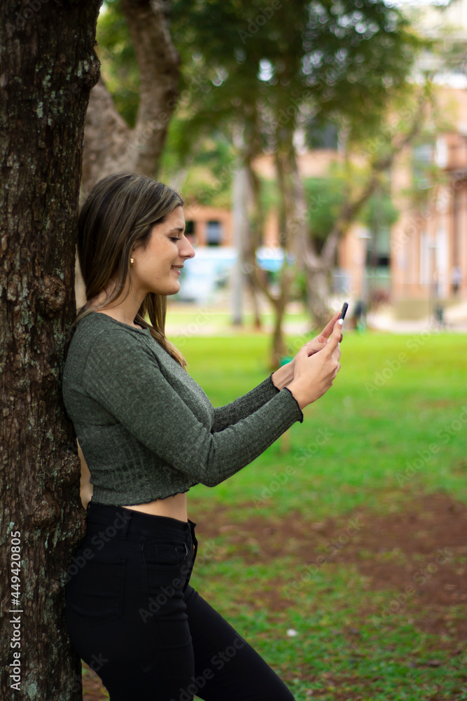 Mujer con telefono celular en exteriores Mujer con telefono celular en exteriores