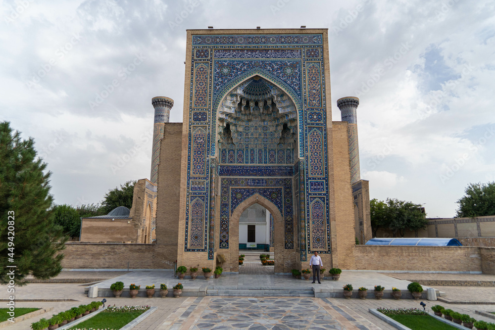 Obraz premium Mausoleums and madrasahs in the city of Samarkand, Uzbekistan. Place where Tamerlane and Ulykbek lived, Central Asia