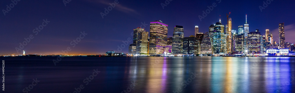 Fototapeta premium A panorama picture of Manhattan skyline at night with One World Trade Center