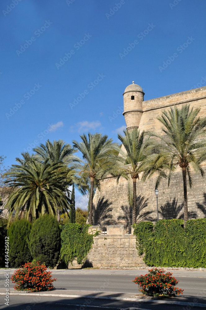 Avenida marítima y muros del castillo de Sant Pere en Palma de Mallorca, islas Baleares, España
