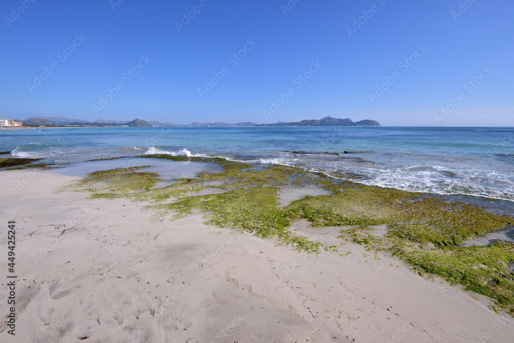 Costa y playas de Muro en el noreste de isla de Mallorca, Baleares