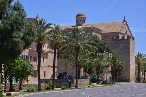 Paseo con palmeras e iglesia de San Jaime en la histórica ciudad de Alcudia, isla de Mallorca, España