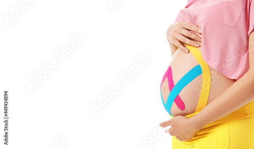 Sporty pregnant woman with ...