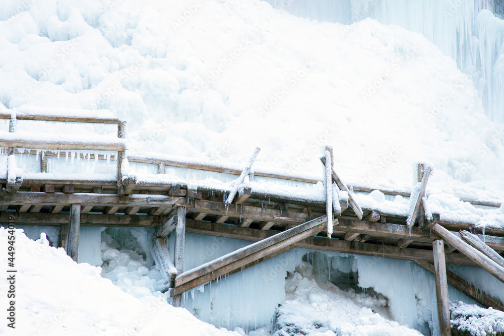 Obraz premium Small bridge under deep snow in woods 