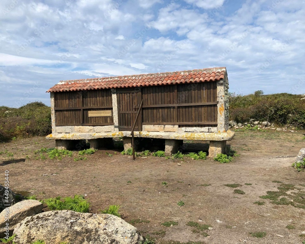 Hórreo en las inmediaciones de una playa de Galicia Hórreo en las inmediaciones de una playa de Galicia