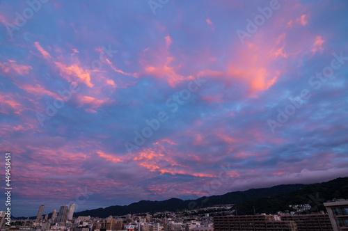 兵庫県神戸市東灘区のマンション高層階より夕暮れせまる六甲山と街並みを撮影