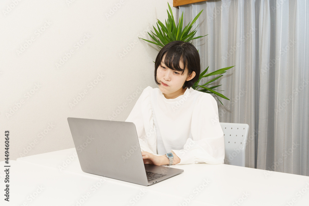 オフィスワーク、女性