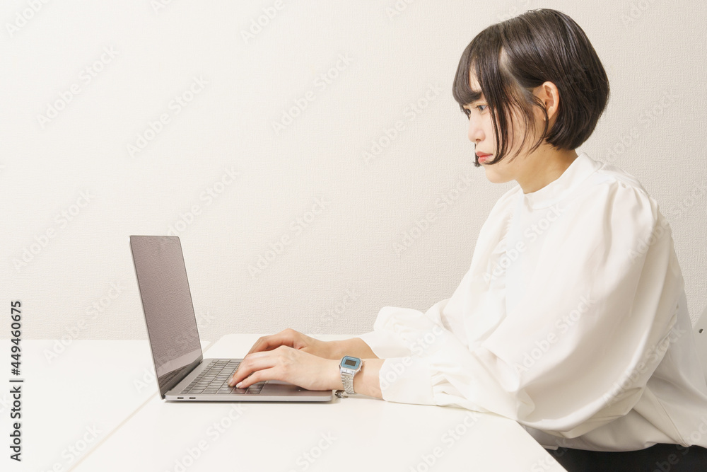 Fototapeta premium オフィスワーク、女性