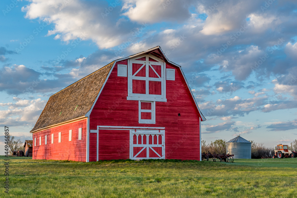 Obraz premium Vintage red barn in a farmyard on the prairies in Saskatchewan 