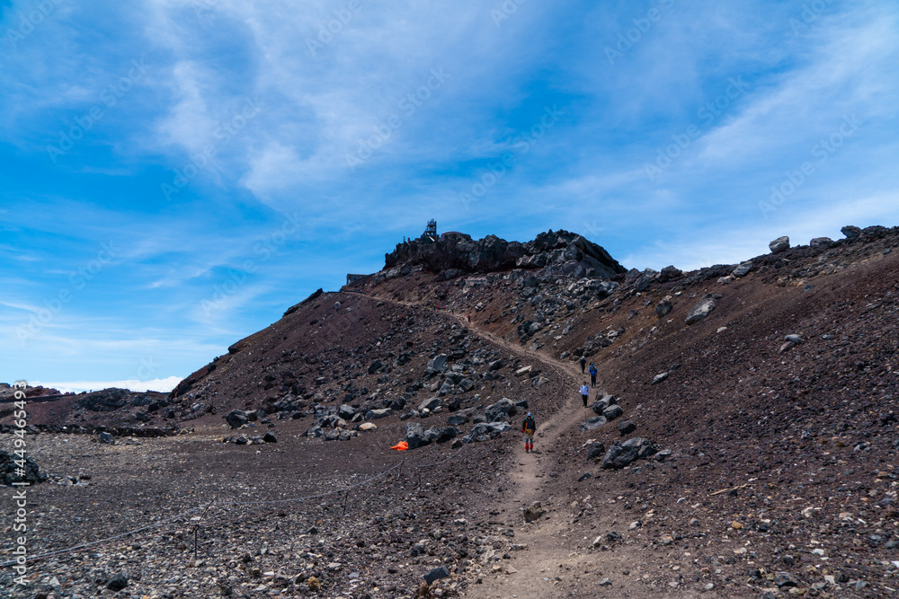 山梨県、静岡県にある富士山を登山する風景 A view of climbing Mt. Fuji in Yamanashi and Shizuoka Prefectures.