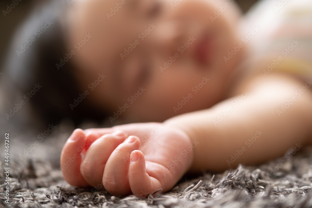 リビングでお昼寝をする赤ちゃんの手 Stock Photo Adobe Stock