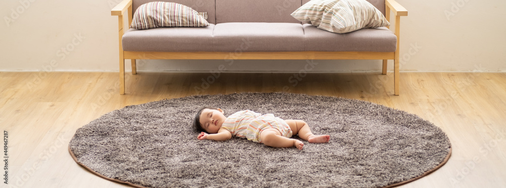 リビングでお昼寝をする赤ちゃん Stock 写真 Adobe Stock