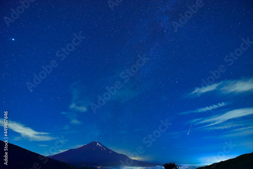 星空と富士山 © 俊之 中山