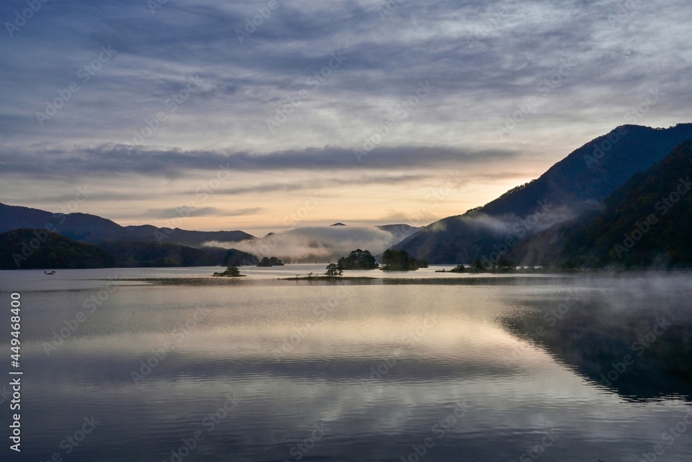 夜明け前の幻想的な秋元湖の情景＠福島