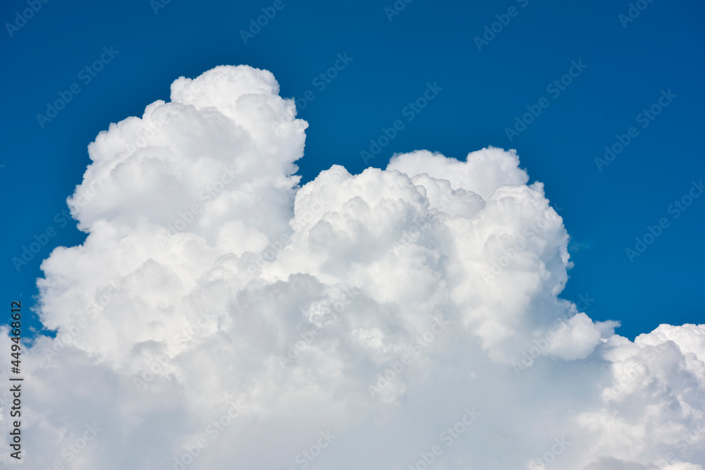 Naklejka premium Summer clouds. 夏の雲。