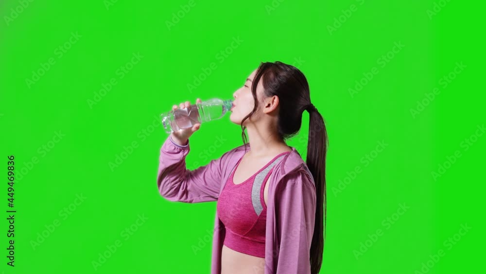 ペットボトルの水を飲む女性 クロマキー合成用グリーンバック ペットボトルの水を飲む女性 クロマキー合成用グリーンバック