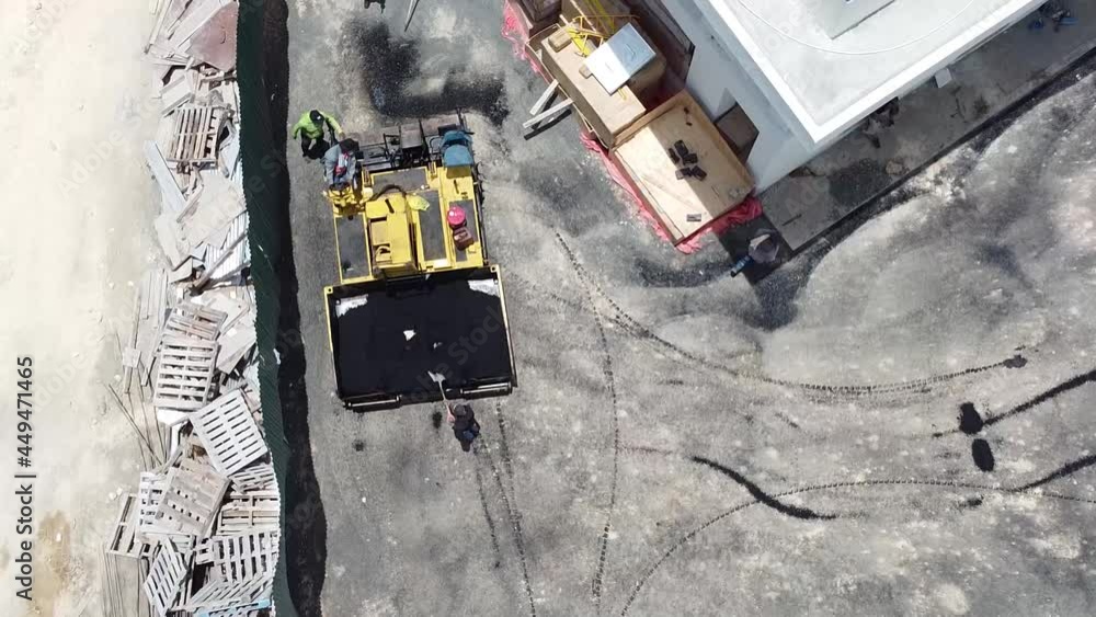 Vista aérea de maquinaria pesada para asfaltar calles, trabajador operando maquina de trabajo de proyecto de construccion