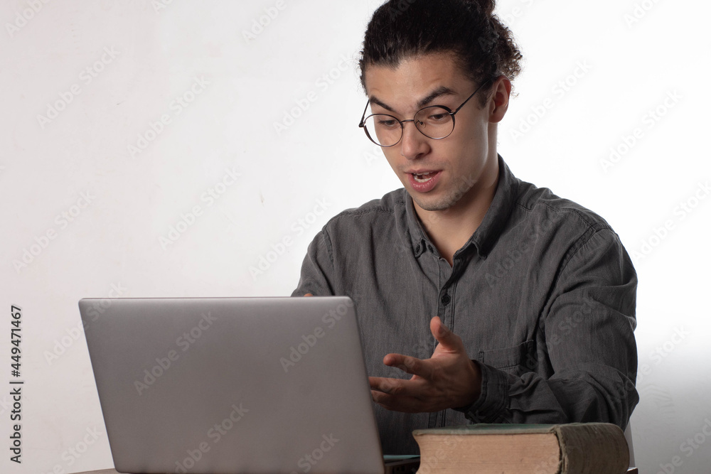 hombre expresándoselas en una videollamada de trabajo hombre expresándoselas en una videollamada de trabajo