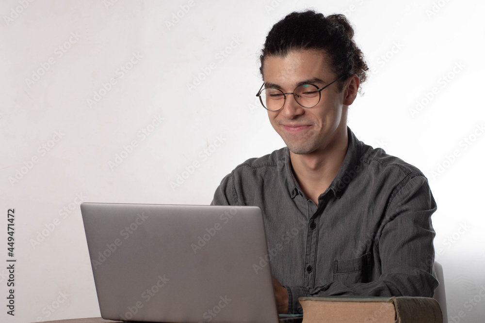 hombre sonriente en una videollamada de trabajo hombre sonriente en una videollamada de trabajo