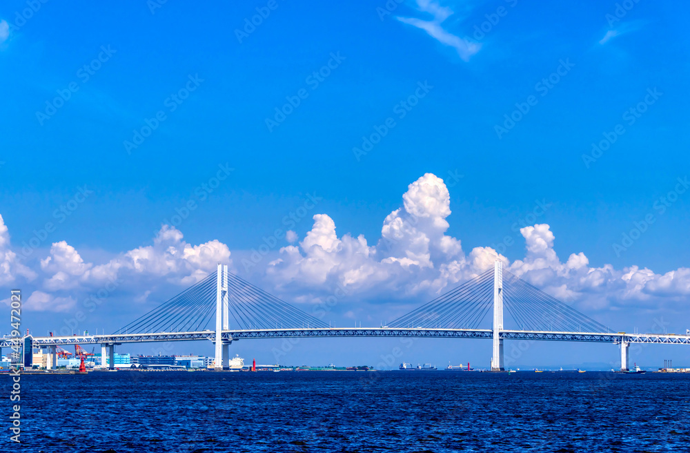 Fototapeta premium 横浜風景 真夏 ベイブリッジと湧き上がる積乱雲