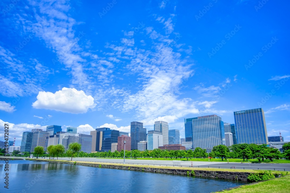 東京風景 2021　丸の内高層ビル群　夏空