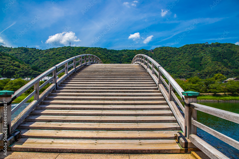 Fototapeta premium 山口県岩国市 晴天の錦帯橋