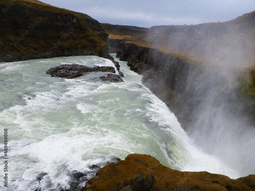 アイスランド・ゴールデンサークルにて水飛沫をあげる雄大なグトルフォスの滝