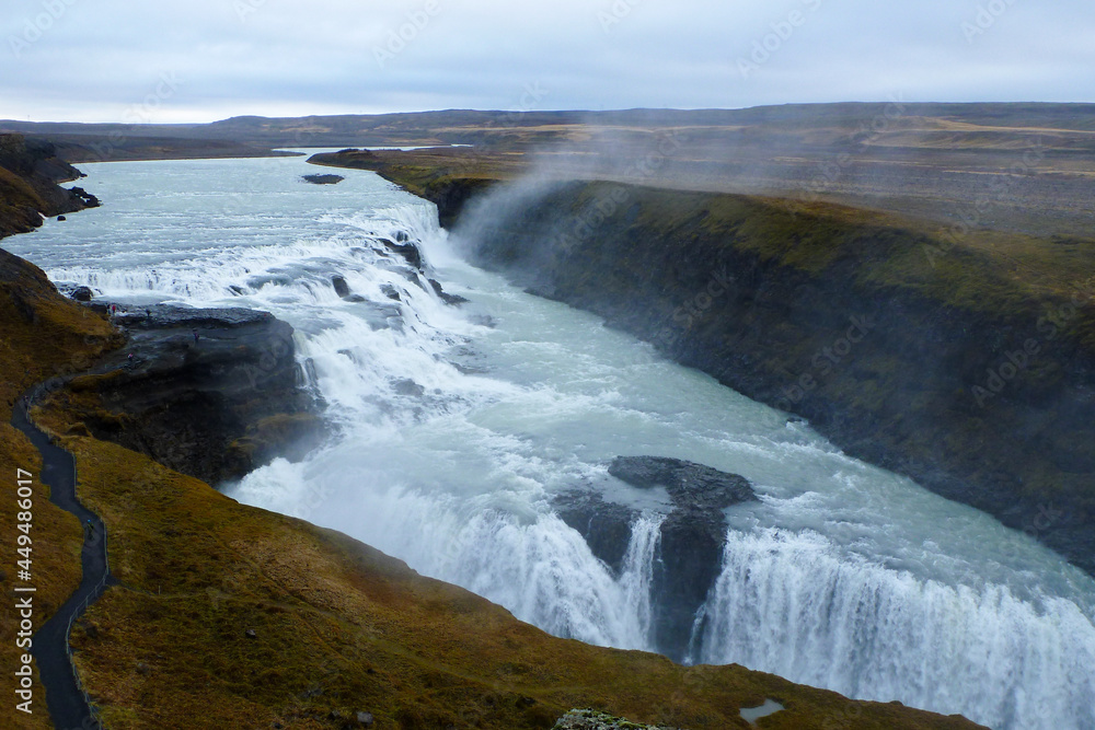 アイスランド・ゴールデンサークルにて水飛沫をあげる雄大なグトルフォスの滝