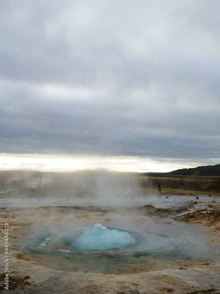 アイスランド・ゴールデンサークルにてゲイシールとストロックルの間欠泉が噴出する瞬間