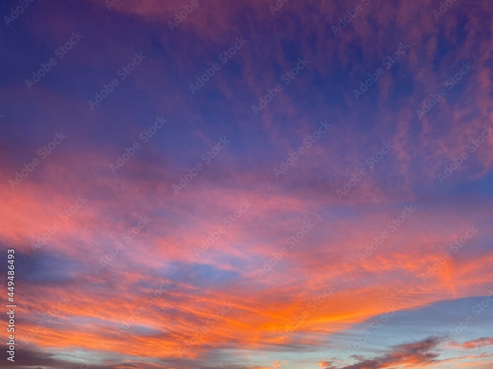 Fototapeta premium グラデーションがきれいな夕焼け空とドラマチックな雲