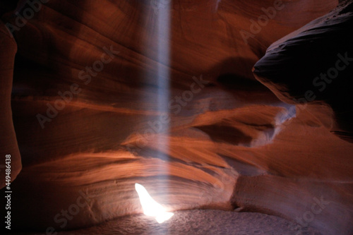 アメリカ・アリゾナ州のアンテロープキャニオンにて真上の地上から一筋の光が差し込むハイビーム現象