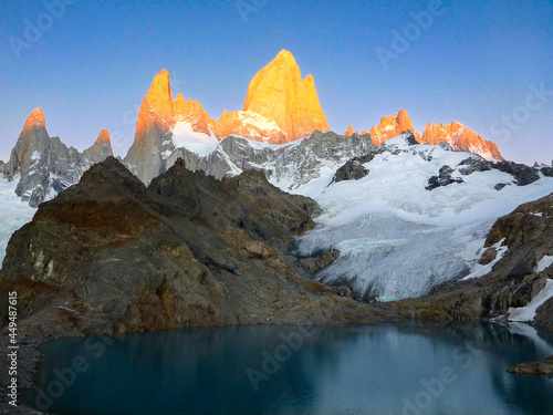 アルゼンチン・パタゴニア地方にて黄金に輝くフィッツロイ山頂の朝焼け