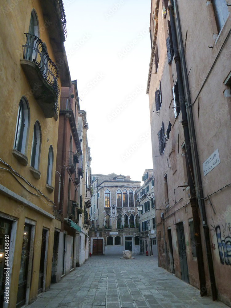 イタリア・ヴェネツィアにて朝の街歩きにて冬の静寂な通り