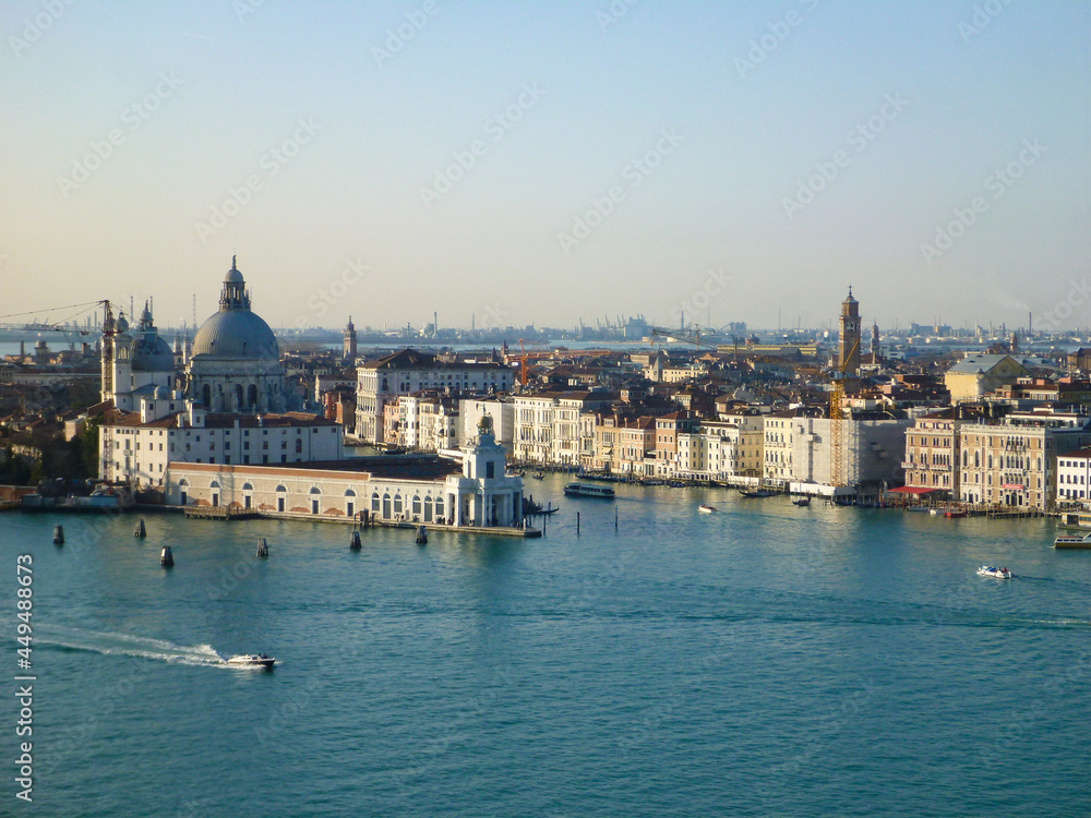 イタリア・ヴェネツィアにてアドリア海と市街地の中を走る大運河カナルグランデ