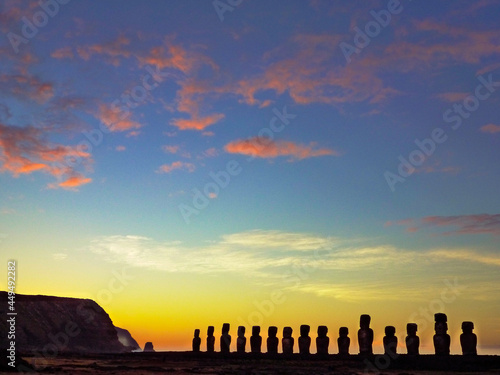 チリ・イースター島のトンガリキにて一列に並ぶ15体モアイ像の夜明けの様子