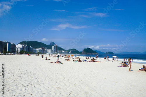 Fototapeta Naklejka Na Ścianę i Meble -  ブラジル・リオデジャネイロの昼間のコパカバーナビーチと青空