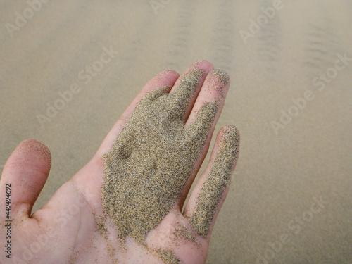 ペルー・ワカチナの砂漠でサラサラの砂粒をすくった手元のクローズアップ
