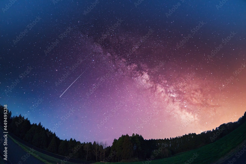 Φωτογραφία Starry night landscape view of the countryside with the Milky Way in Kagoshima,