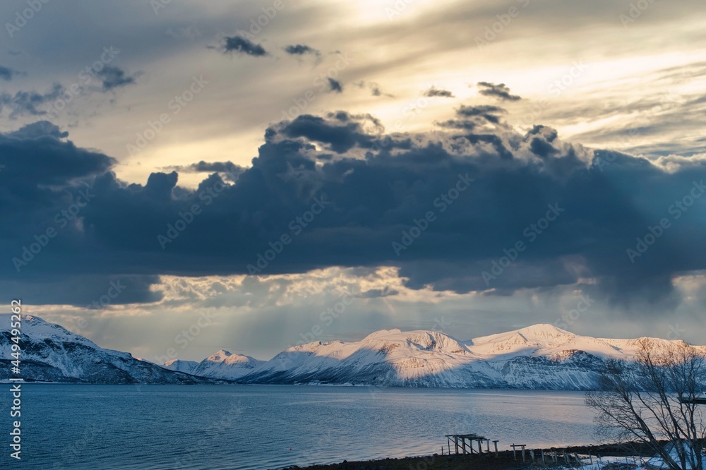 Φωτογραφία Sunset landscape view of the fjord snow mountain by the lake in the arctic regio