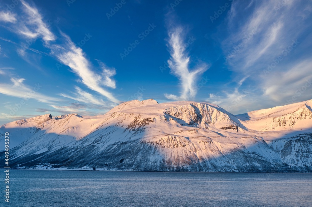 Φωτογραφία Sunset landscape view of the fjord snow mountain by the lake in the arctic regio