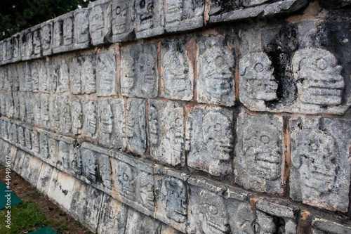 メキシコ・チチェンイッツァにて宗教儀式用の頭蓋骨が並ぶ壁画装飾ツォンパントリ photo