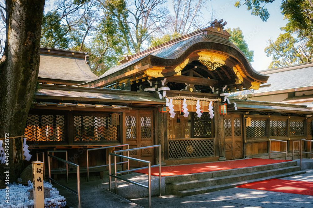 京都、護王神社の中門と招魂樹の根元の座立亥串