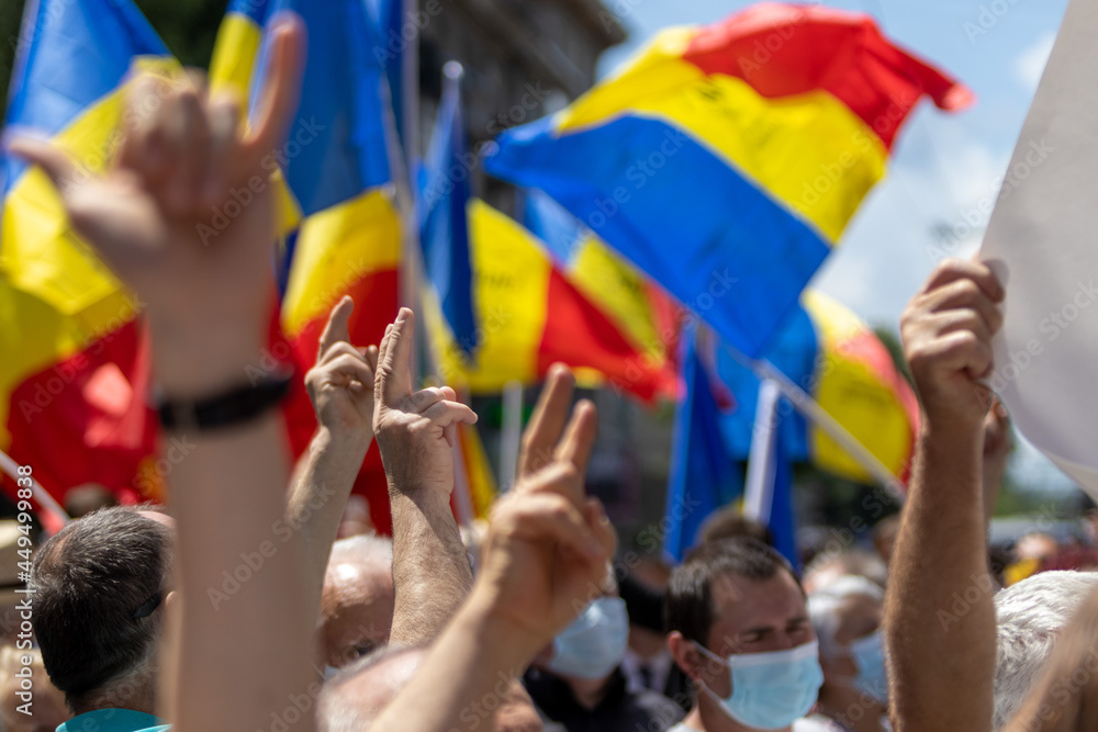 Obraz premium group of people holding a flag
