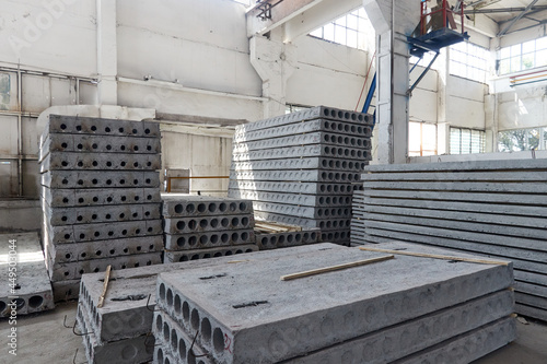 hollow reinforced concrete floor slabs in the workshop